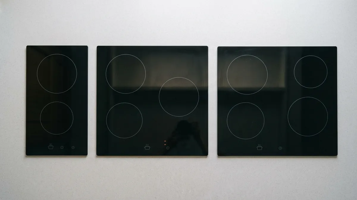Tres placas de inducción de dos, tres y cuatro zonas comparadas desde arriba