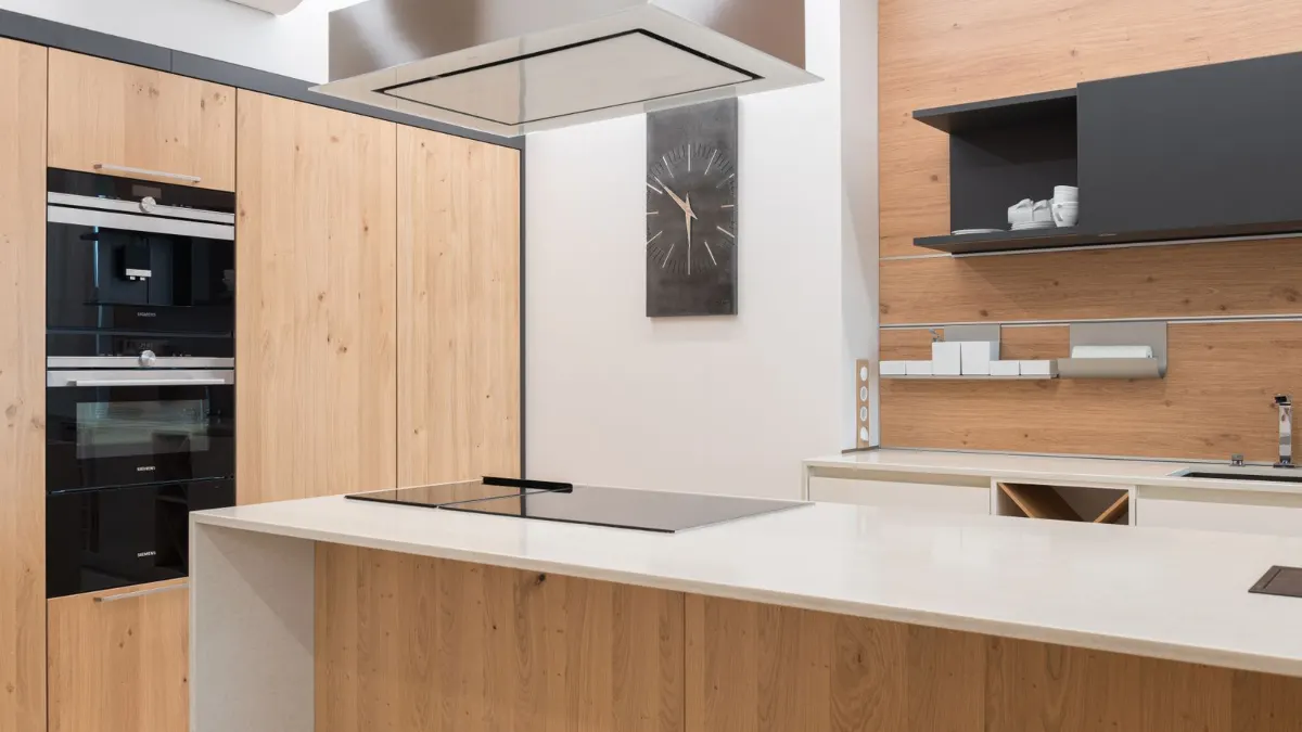 Cocina con isla, hornos integrados y campana de acero