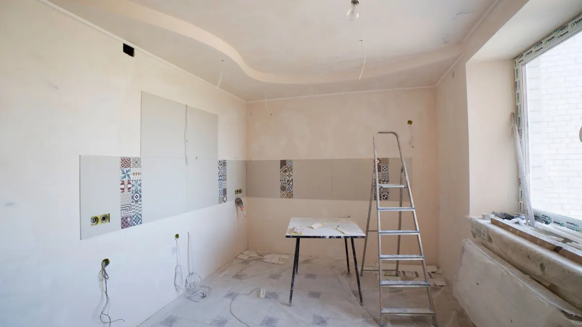 Cocina vacía en obra, lista para montar muebles y placa