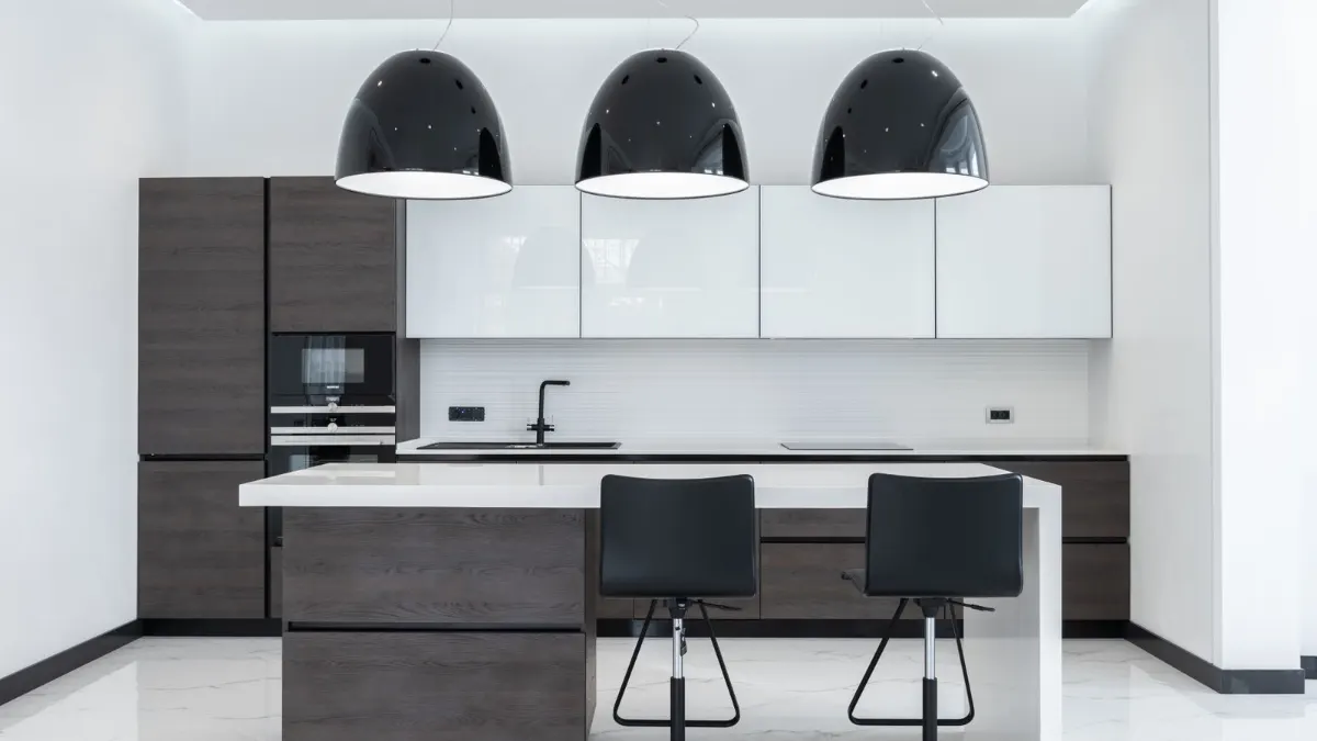 Cocina blanca con isla lisa, sin placa a la vista