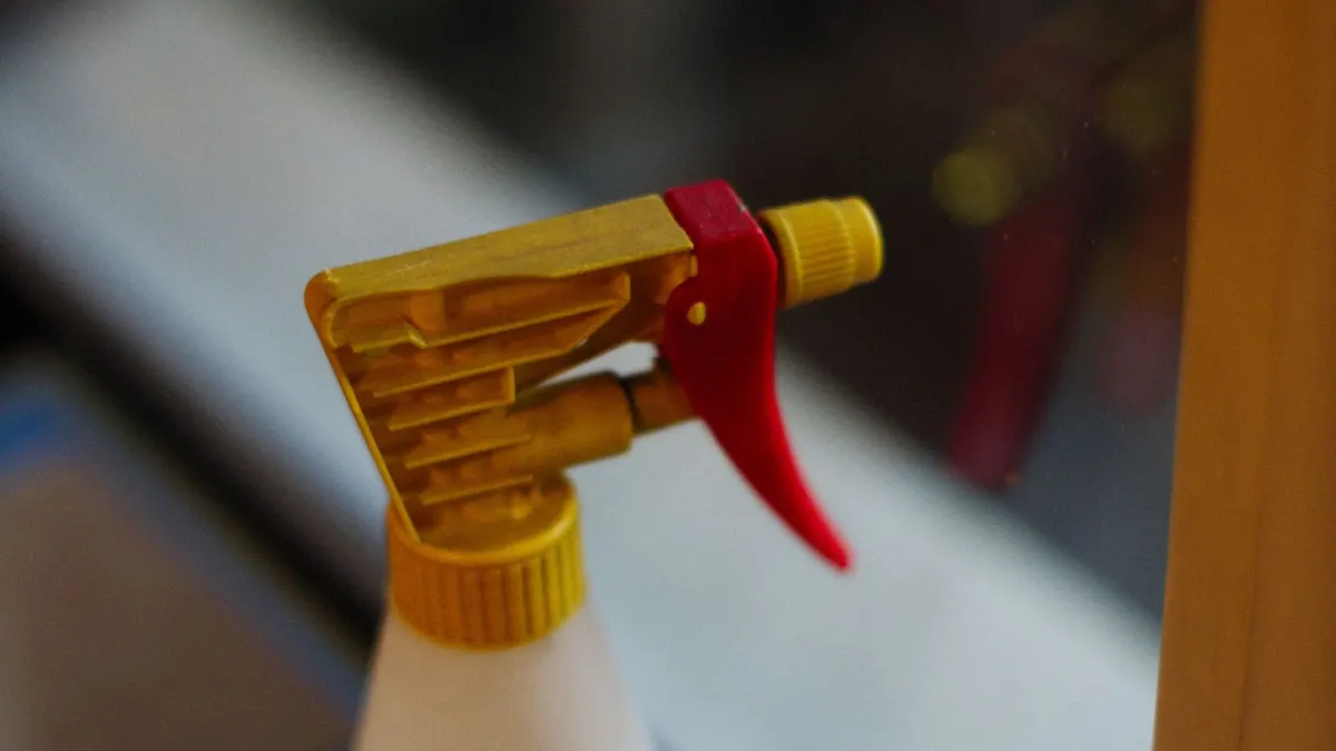 Pulverizador de limpieza amarillo en una cocina