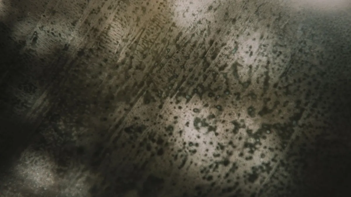 Cristal oscuro con manchas de cal y gotas secas