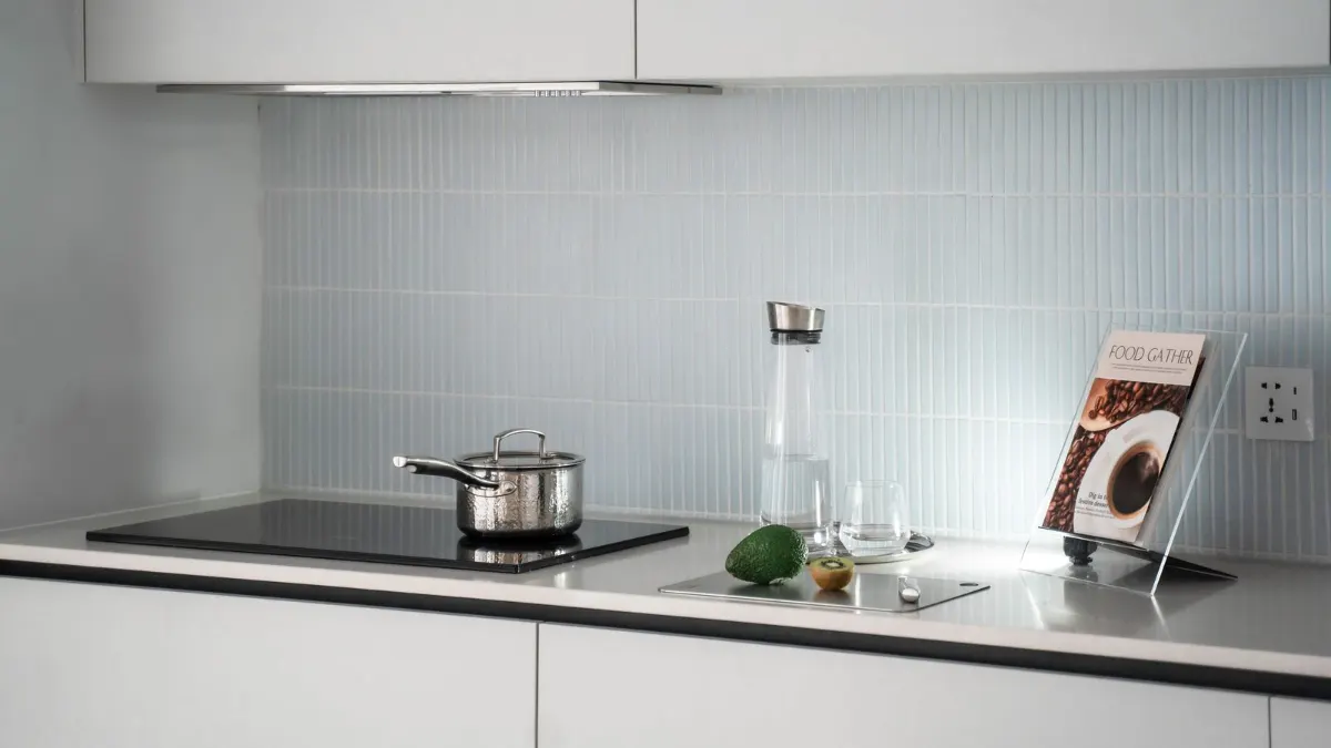Cocina blanca sencilla con un cazo sobre la placa