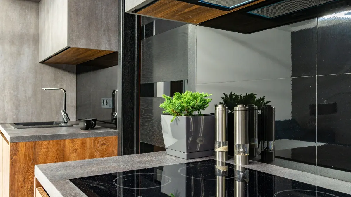 Cocina moderna con una placa ancha en la encimera