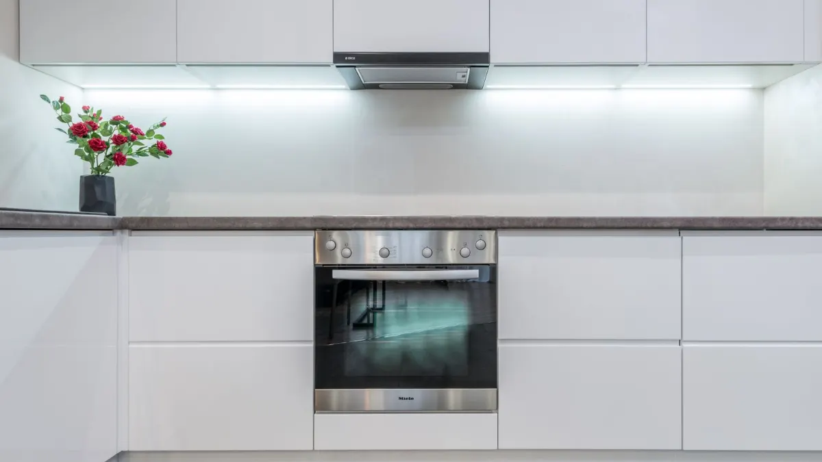 Cocina blanca sencilla con horno integrado