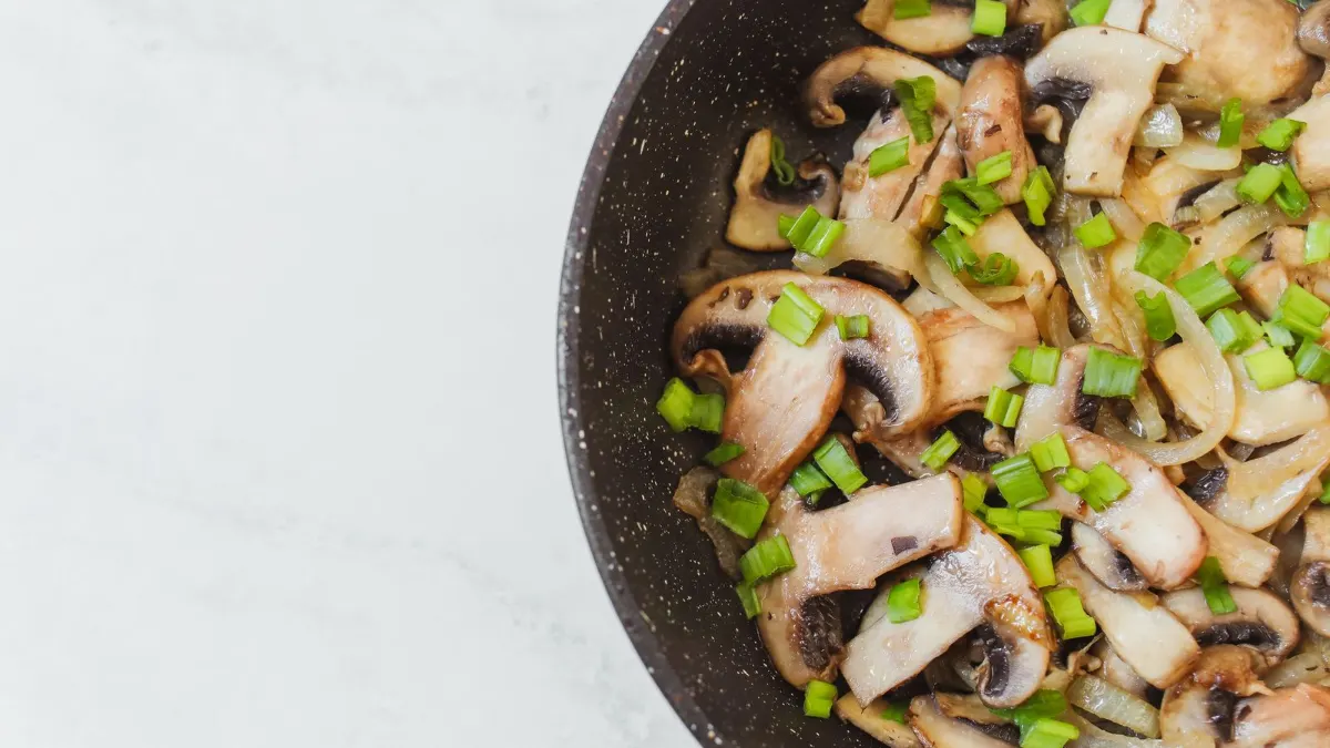 Sartén con champiñones y cebolleta salteados