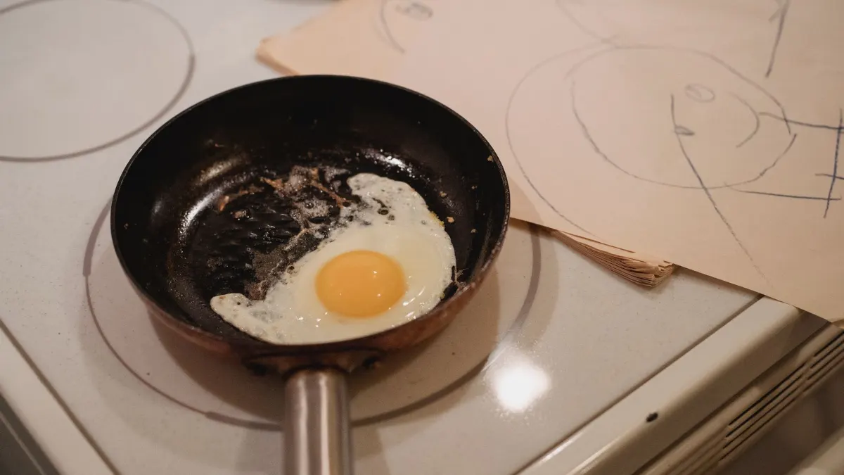 Huevo frito en una sartén sobre una placa