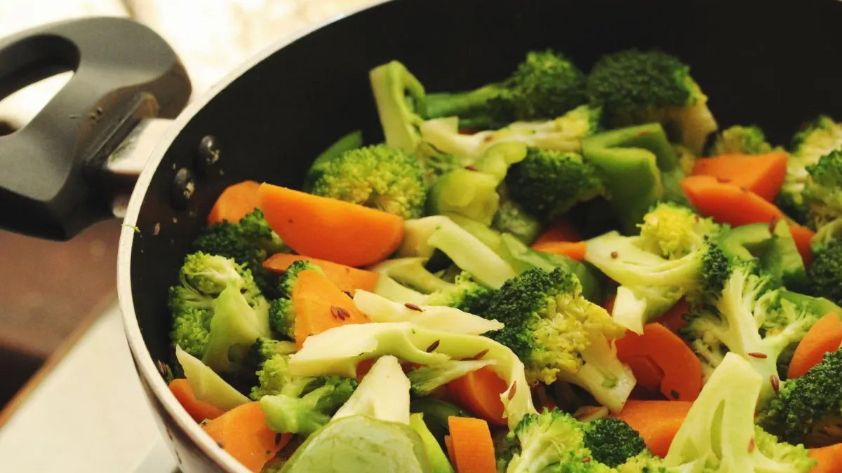 Brócoli y zanahoria salteados en un wok